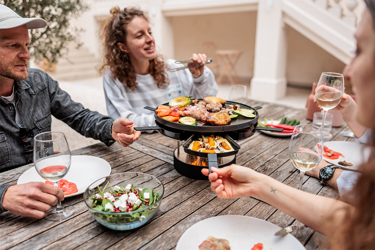 CIRCLE 35 Tabletop Grill Pro grilling with friends outdoors