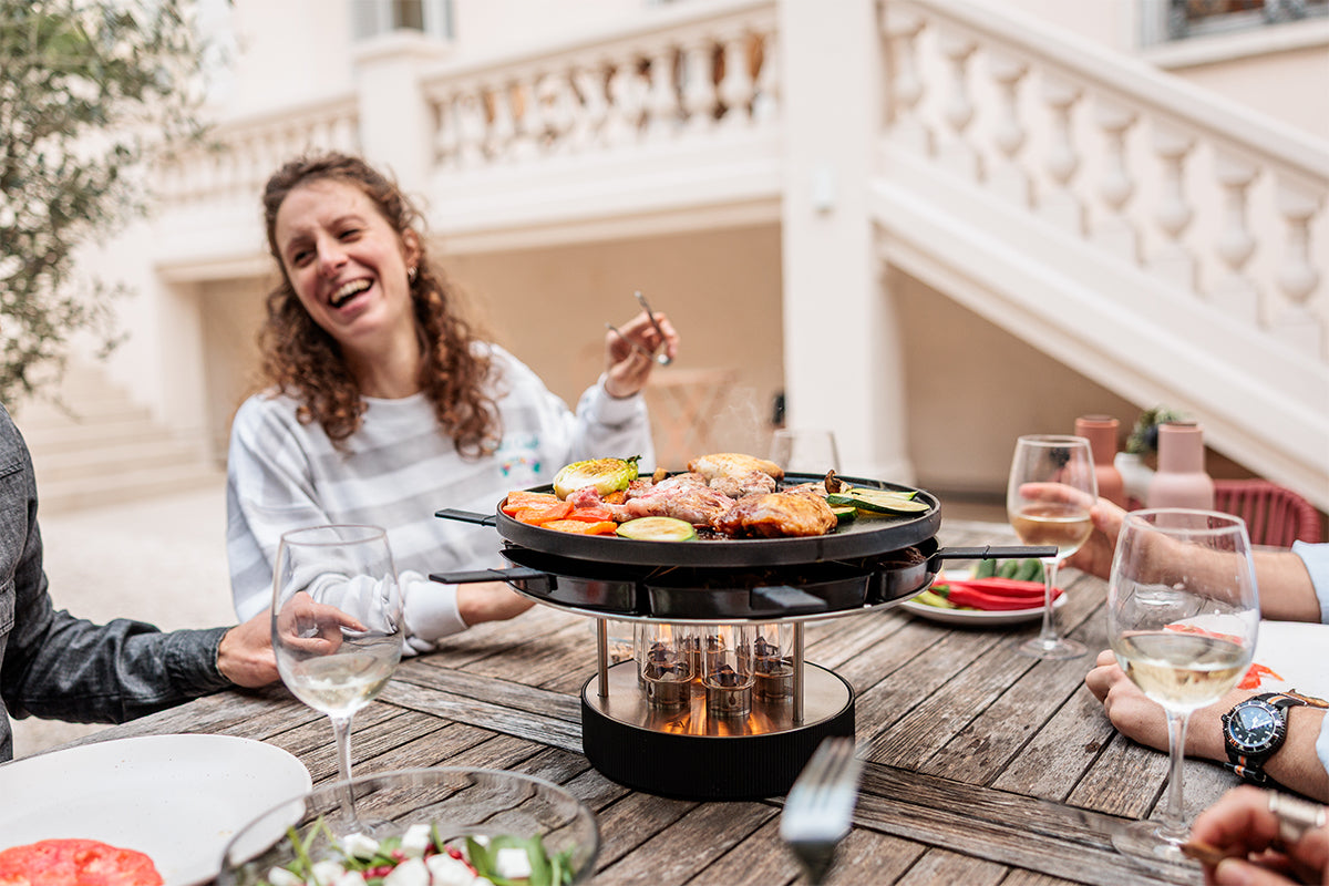 Two levels for grilling & cooking
