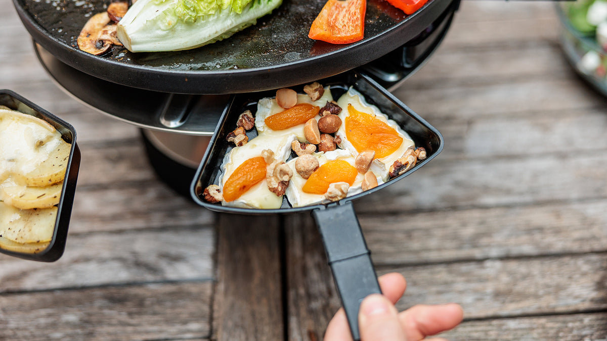 CIRCLE 35 Pan Set fitted under the plancha in use